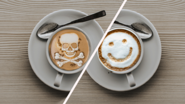 To kopper kaffe - den ene har et dødningehoved som mønster i kaffeskummet, den anden har en smiley