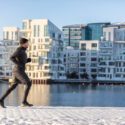 Man løber på Islands Brygge i København