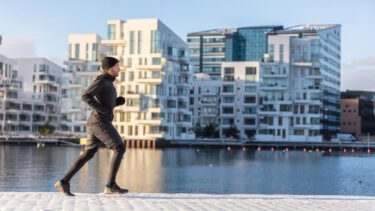 Man løber på Islands Brygge i København