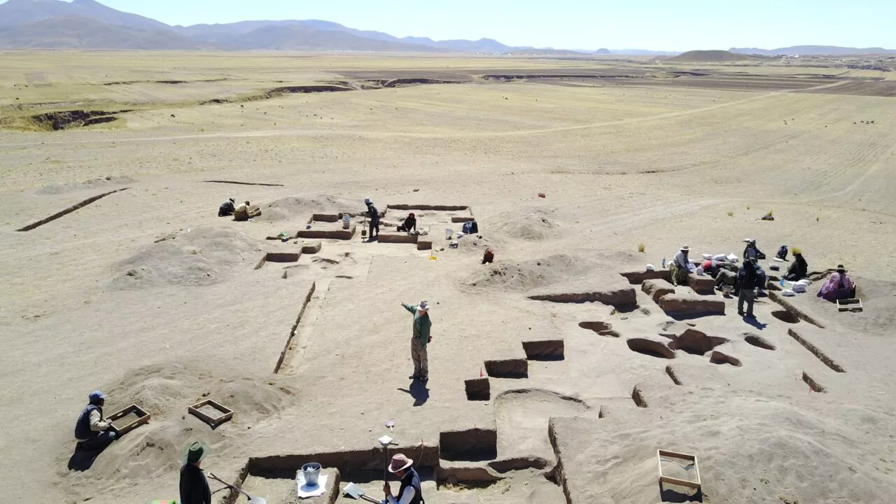 Billede af arkæologer, der foretager undersøgelser ved Wilamaya Patjxa gravpladsen i Peru