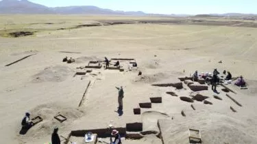 Billede af arkæologer, der foretager undersøgelser ved Wilamaya Patjxa gravpladsen i Peru