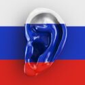 Russisk spionage - aftryk af øre henover det russiske flag