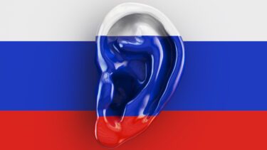 Russisk spionage - aftryk af øre henover det russiske flag