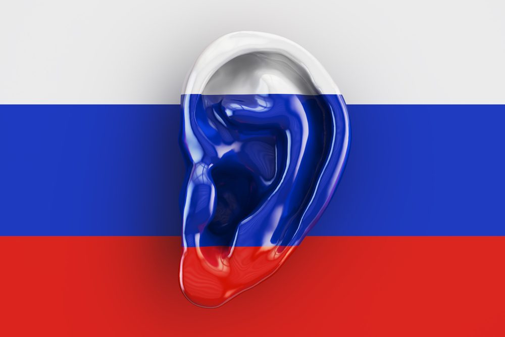 Russisk spionage - aftryk af øre henover det russiske flag