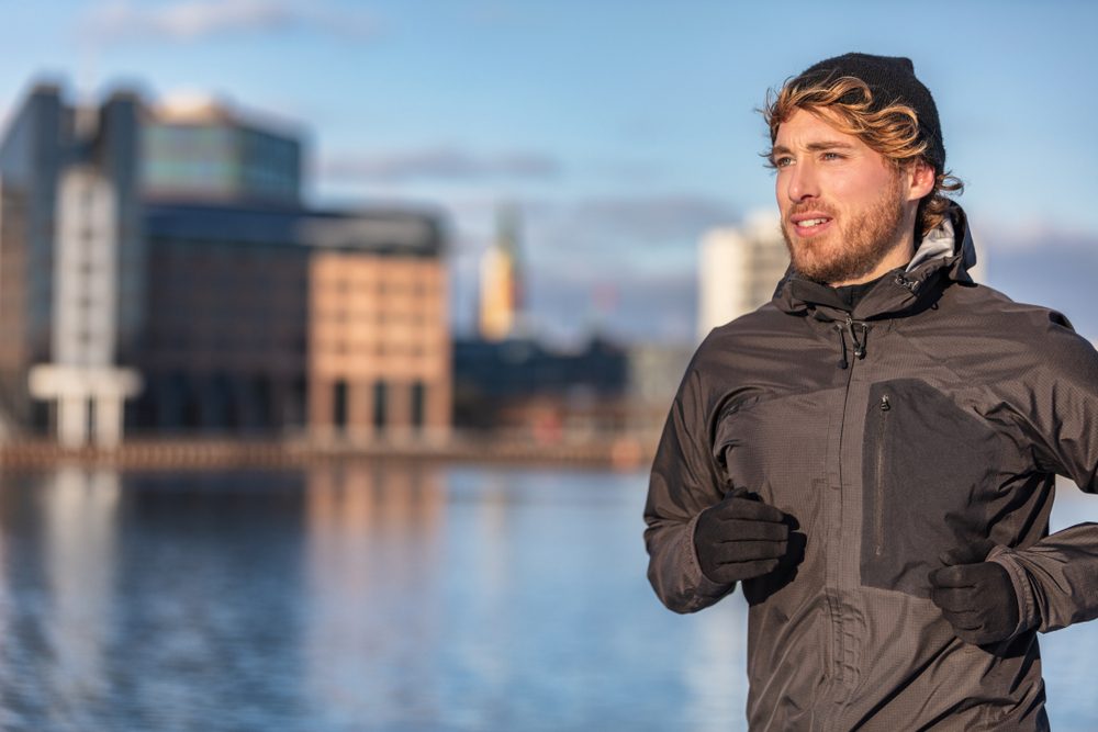 Mand løber ved havnefront