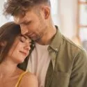 Par, der er glade for hinanden