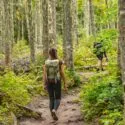 Par på vandretur. Manden går forrest