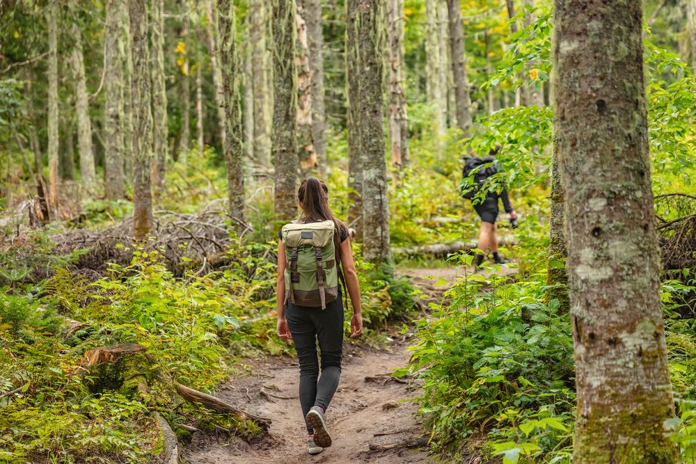 Par på vandretur. Manden går forrest