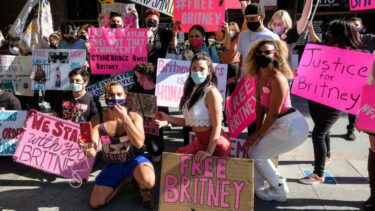 Demonstranter med Britney-skilte