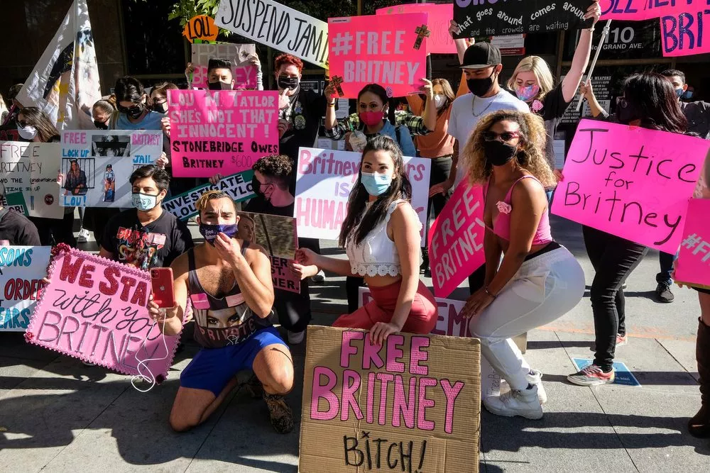 Demonstranter med Britney-skilte