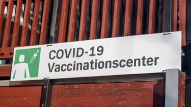 Skilt ved COVID-19-vaccinationscenter i Danmark