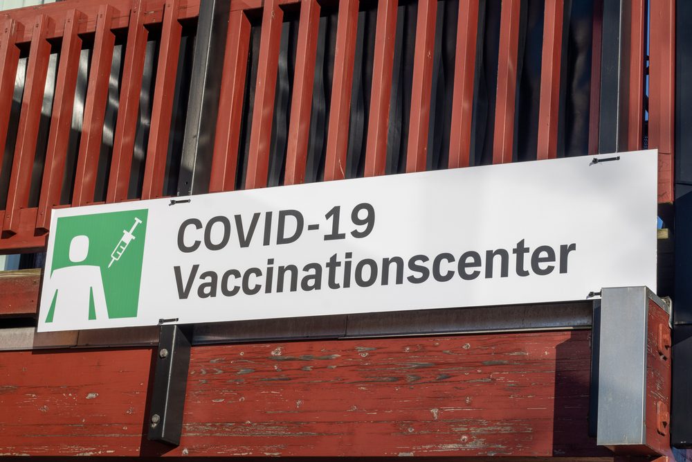 Skilt ved COVID-19-vaccinationscenter i Danmark