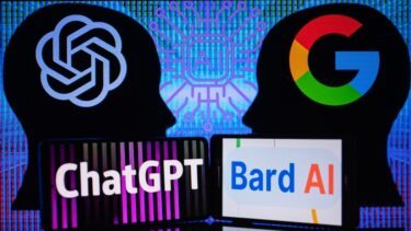 Storskærm viser de kunstige intelligenser Chatgpt Open Ai og Googles Bard