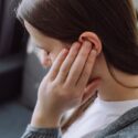 Kvinde er generet af tinnitus