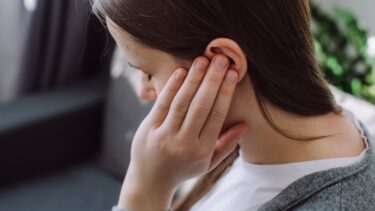 Kvinde er generet af tinnitus