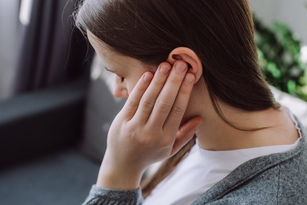 Kvinde er generet af tinnitus