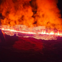 Rødglødende vulkan ved Grindavík spyer lava