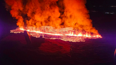 Rødglødende vulkan ved Grindavík spyer lava