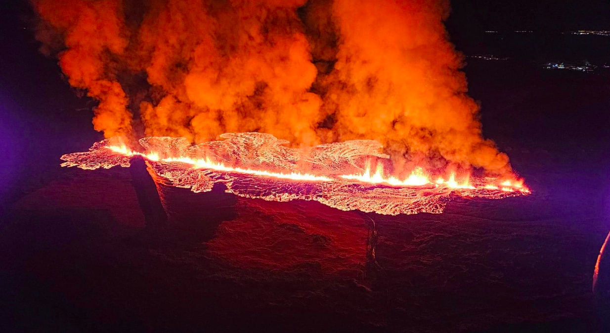 Rødglødende vulkan ved Grindavík spyer lava