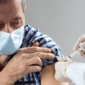 Ældre mand vaccineres