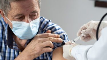 Ældre mand vaccineres