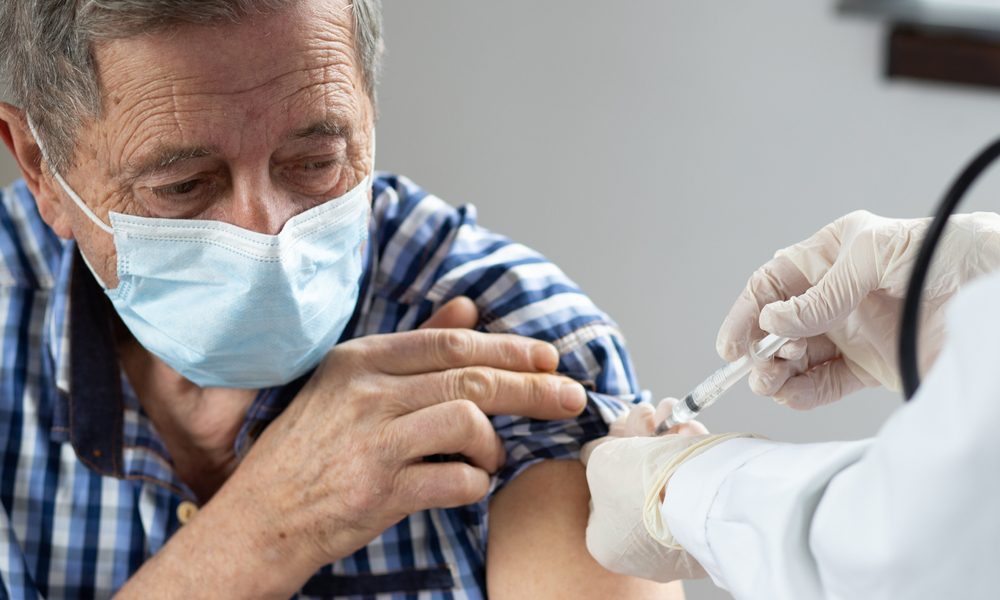 Ældre mand vaccineres