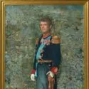 En mand i en dekoreret militæruniform med medaljer står foran en struktureret, abstrakt baggrund i en guldramme, der minder om et formelt portræt.
