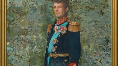 En mand i en dekoreret militæruniform med medaljer står foran en struktureret, abstrakt baggrund i en guldramme, der minder om et formelt portræt.