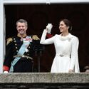 Kong Frederik og Dronning Mary på balkonen ved proklamationen 14. januar 2024