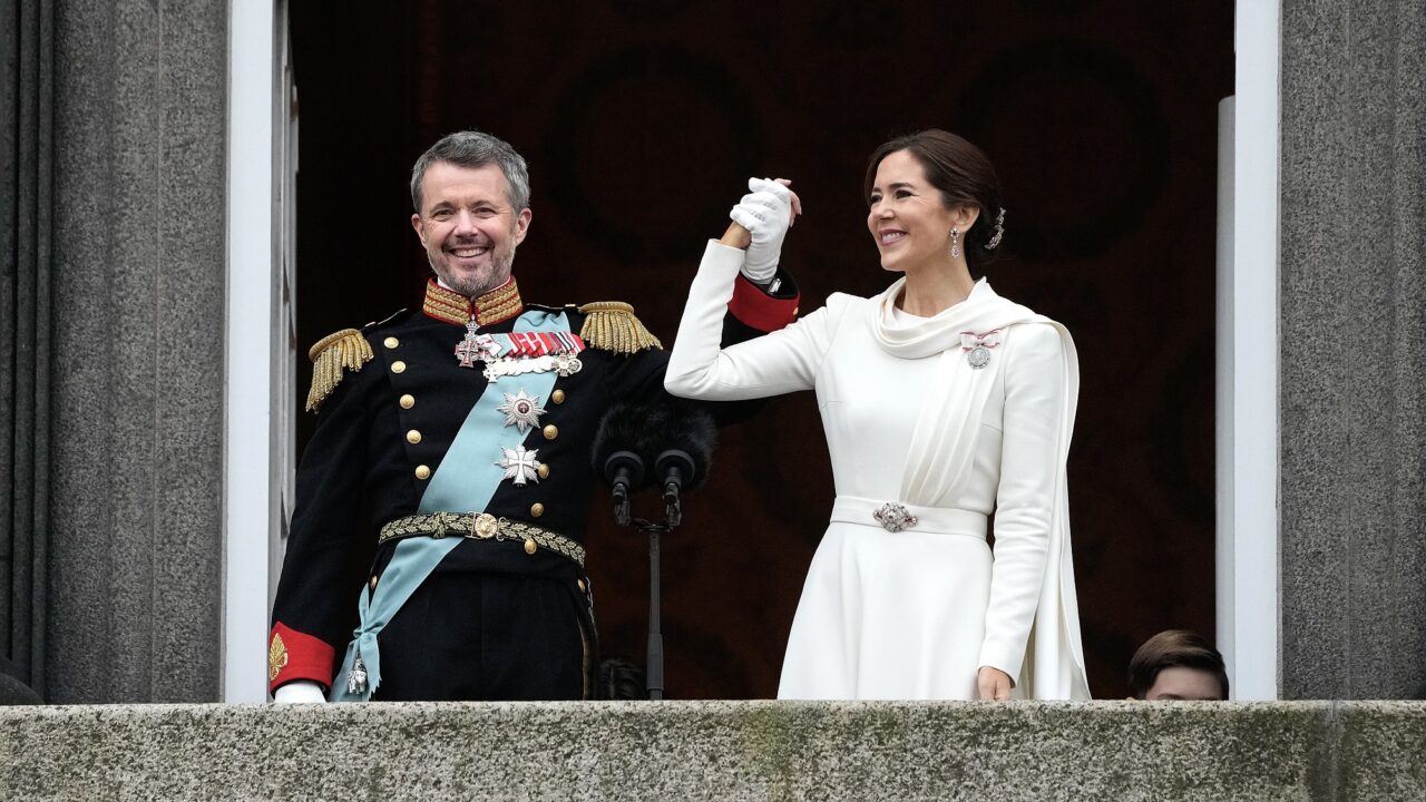 Kong Frederik og Dronning Mary på balkonen ved proklamationen 14. januar 2024