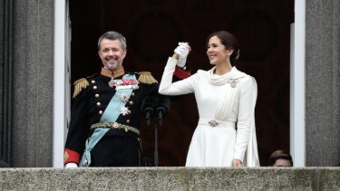 Kong Frederik og Dronning Mary på balkonen ved proklamationen 14. januar 2024