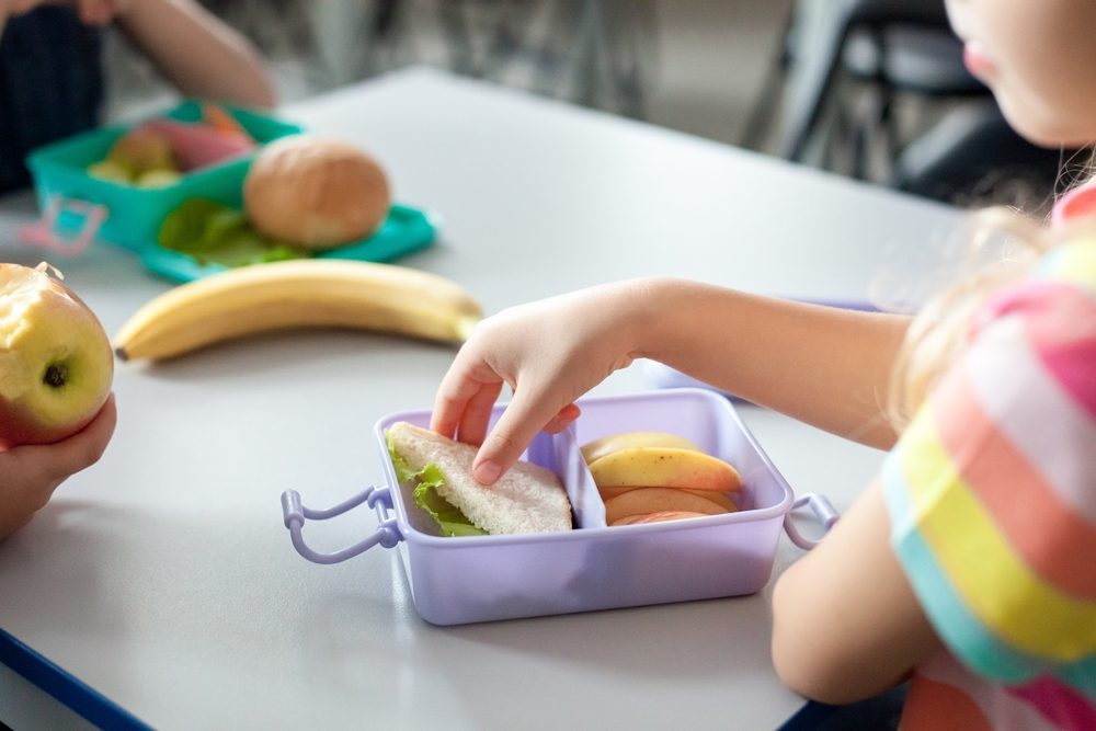 Skolebarn med madpakke