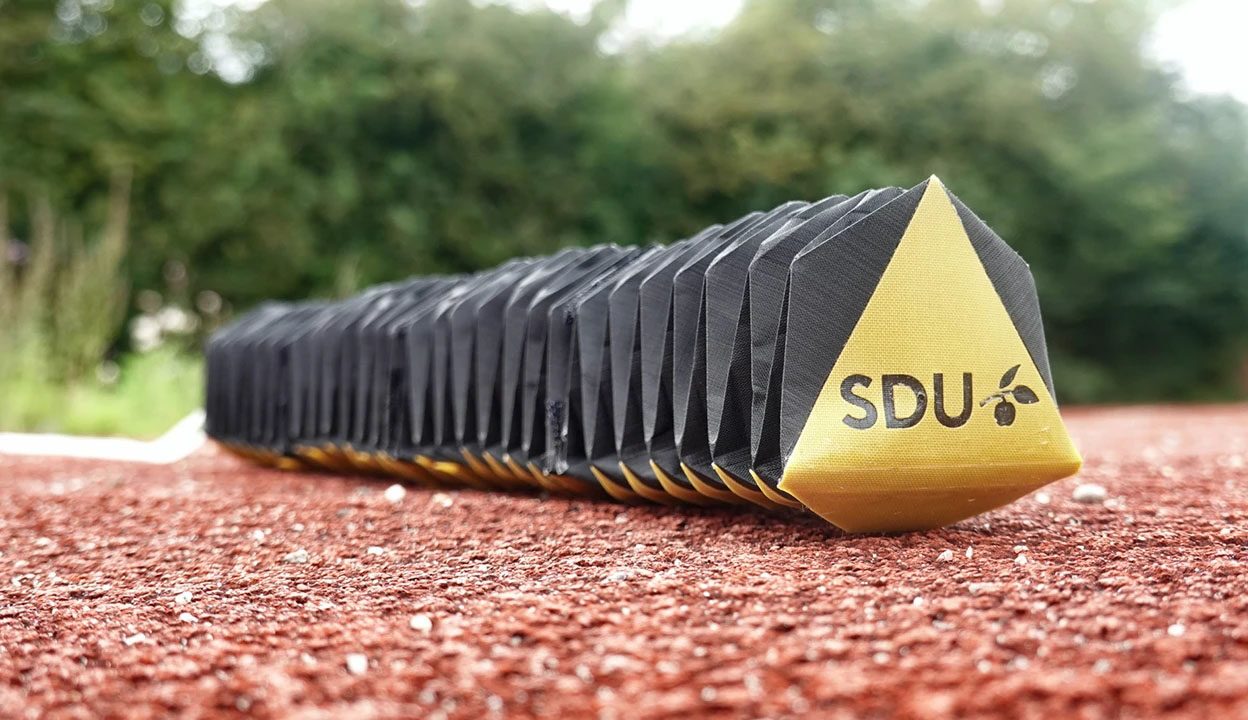 SDU slange og origami robot på løbebane
