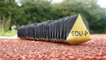 SDU slange og origami robot på løbebane