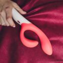 Kvinde griber ud efter dildo i sengen