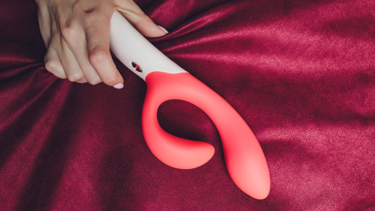 Kvinde griber ud efter dildo i sengen
