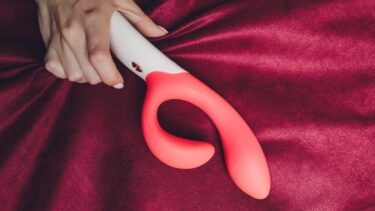 Kvinde griber ud efter dildo i sengen
