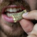 Mand holder snus foran sin mund