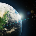 Satellit der sender stråle mod jordkloden