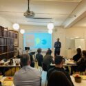 Anders Høeg Lammers holder foredrag for forskere ved Informations Medieskole