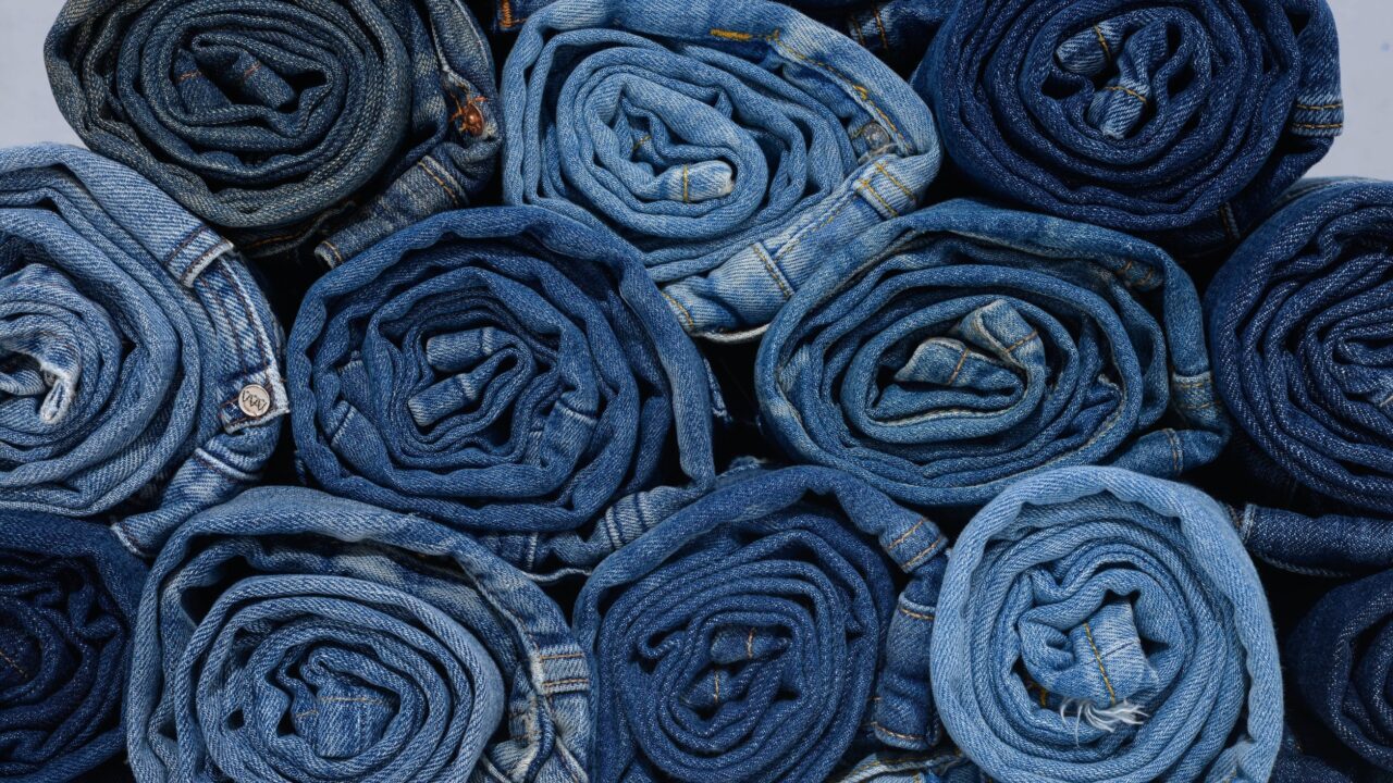 Blå jeans stablet i ruller