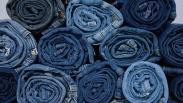 Blå jeans stablet i ruller
