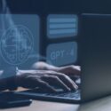 Mand skriver på GPT-4 på computer