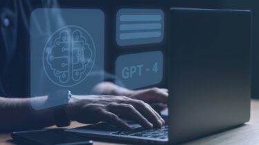 Mand skriver på GPT-4 på computer