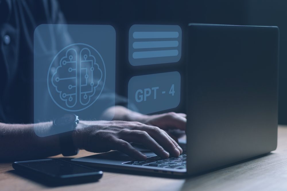 Mand skriver på GPT-4 på computer