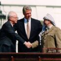 Israels premierminister Yitzhak Rabin, USA's præsident Bill Clinton og PLO-formand Yasser Arafat ved en ceremoni, der markerer underskrivelsen af fredsaftalen fra 1993 mellem Israel og palæstinenserne foran Det Hvide Hus.