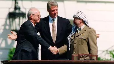 Israels premierminister Yitzhak Rabin, USA's præsident Bill Clinton og PLO-formand Yasser Arafat ved en ceremoni, der markerer underskrivelsen af fredsaftalen fra 1993 mellem Israel og palæstinenserne foran Det Hvide Hus.