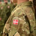 kvinde i militæruniform