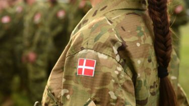kvinde i militæruniform