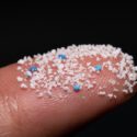 mikroplastik på finger